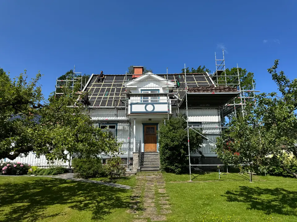 Vit badortsvilla med snickarglädje på Marstrand under takrenovering — KAAB Bygg