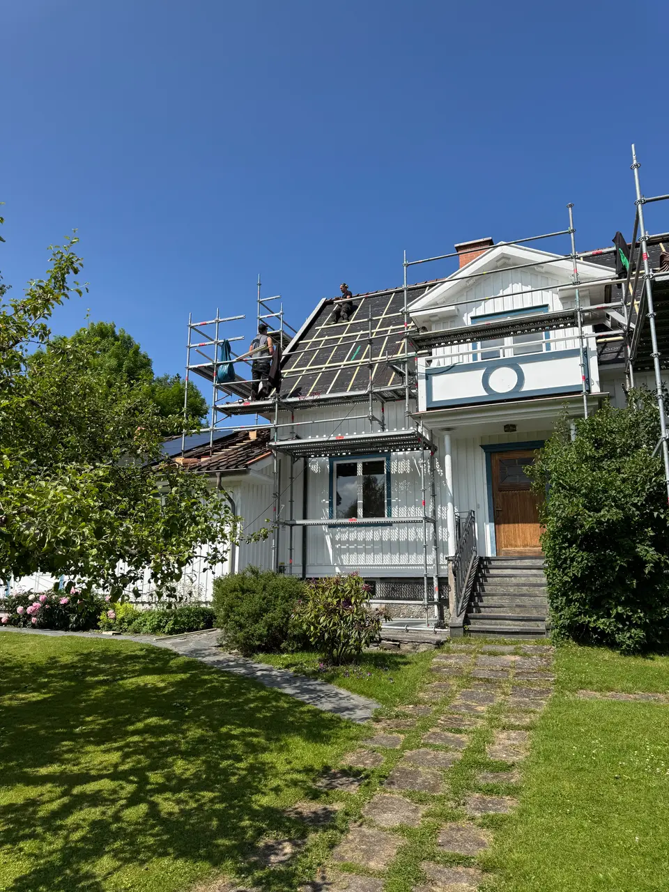 Takomläggning på vit snickarglädje-villa på Marstrand — KAAB Bygg