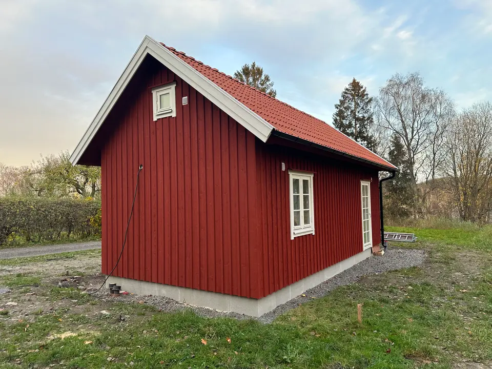 Nyrest faluröd stuga med tegeltak — KAAB Bygg
