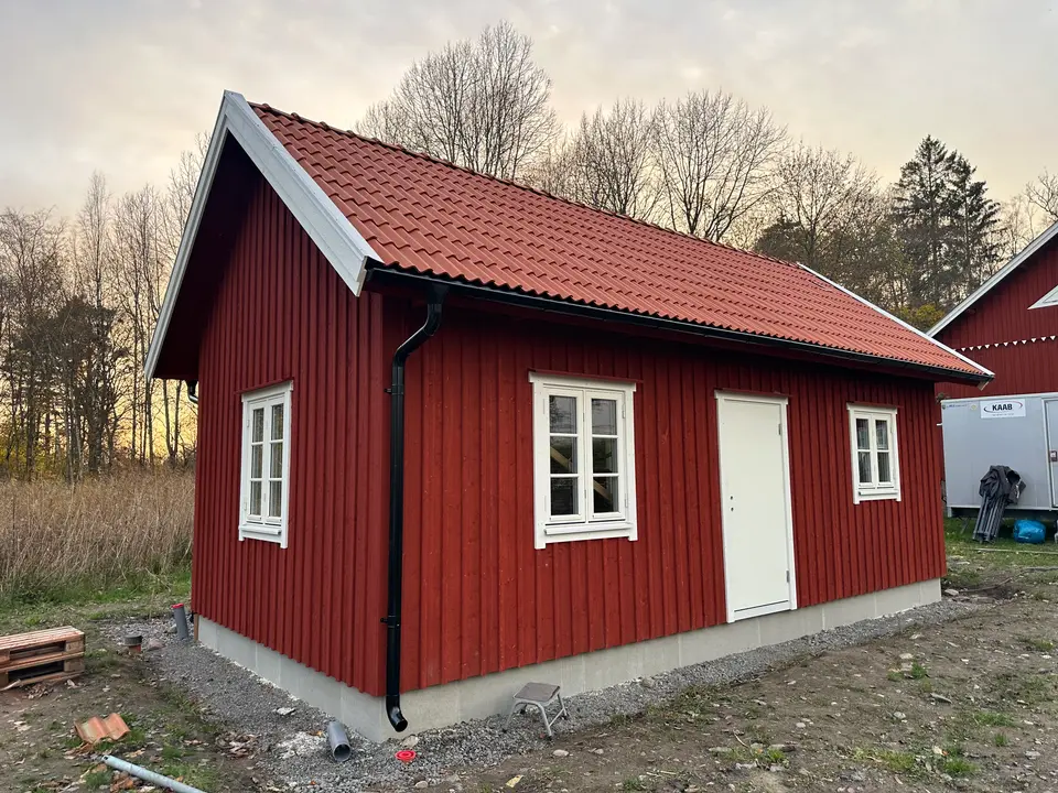 Nyrest faluröd stuga med tegeltak i Kareby — KAAB Bygg