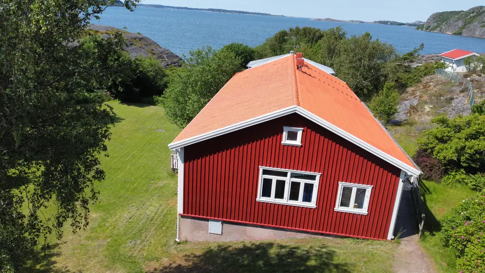 Renoverat kustställe med nytt tak sett från ovan — KAAB Bygg